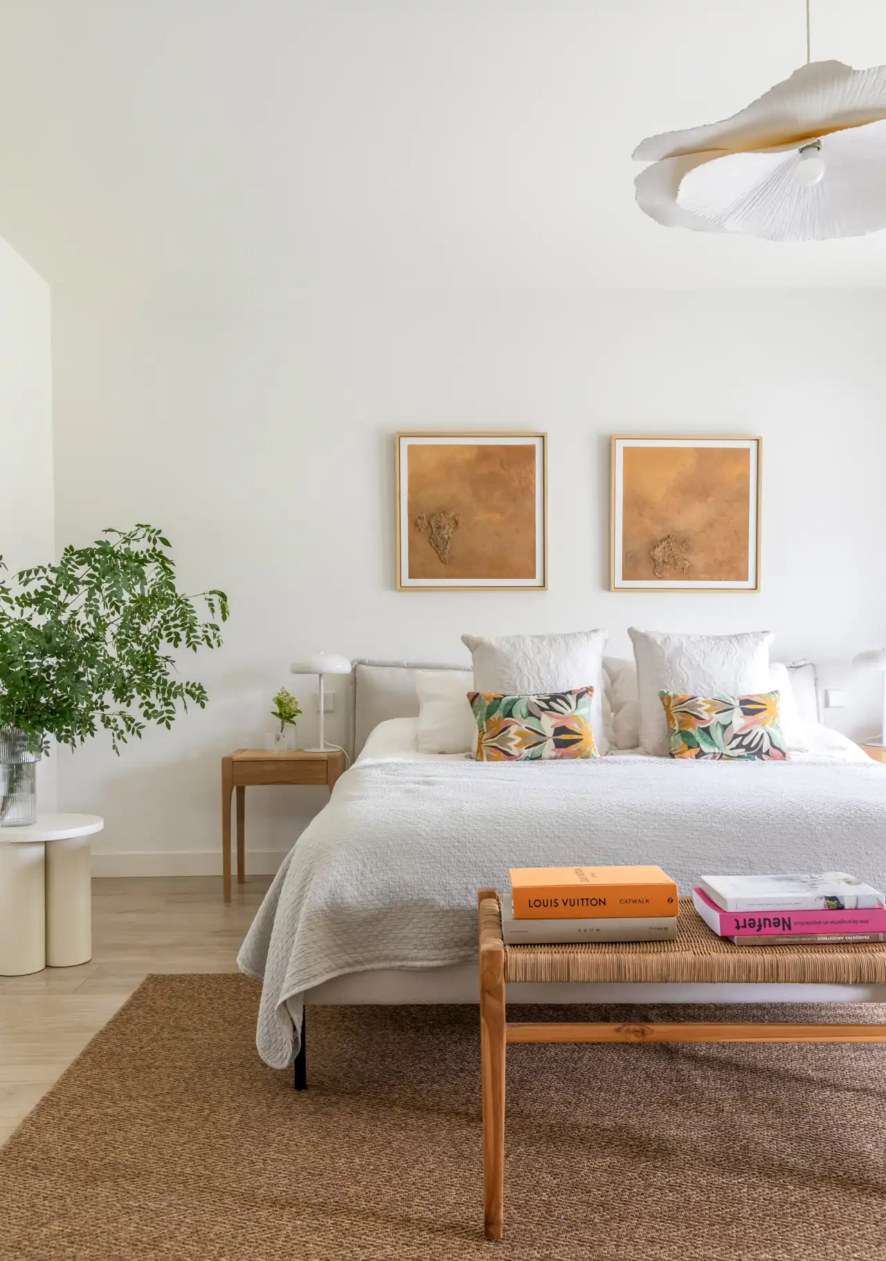 dormitorio madera y cuadros y textiles blancos