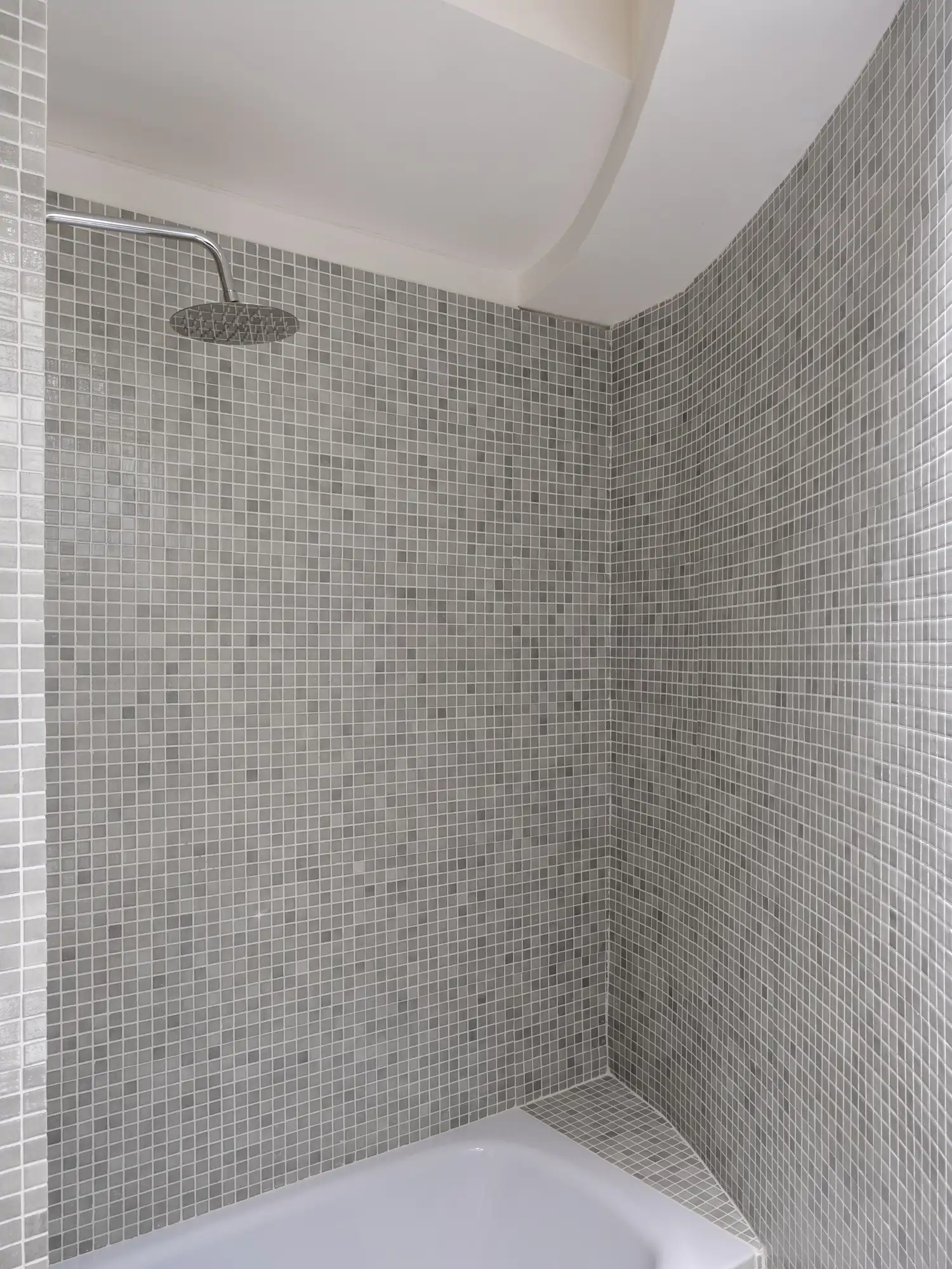 Ducha de un baño con volumen curvo