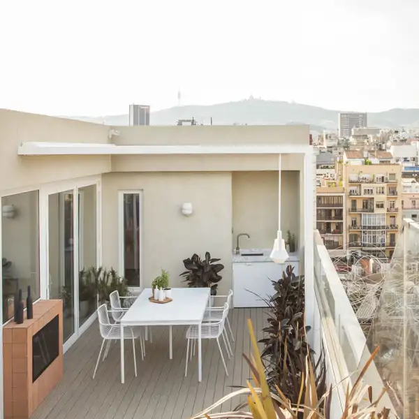 Instalar una pequeña zona de aguas en la terraza del ático es siempre una idea muy práctica