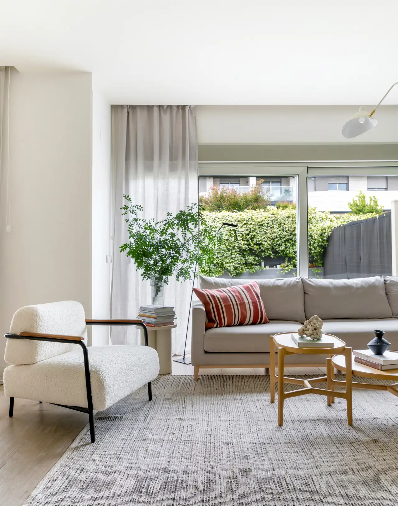 salon con sofa y sillon en tonos neutros