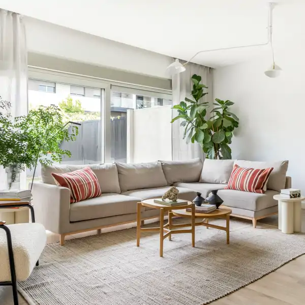 Esta vivienda moderna potencia la luminosidad y las vistas al jardín con madera y colores claros