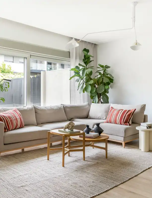 Esta vivienda moderna potencia la luminosidad y las vistas al jardín con madera y colores claros