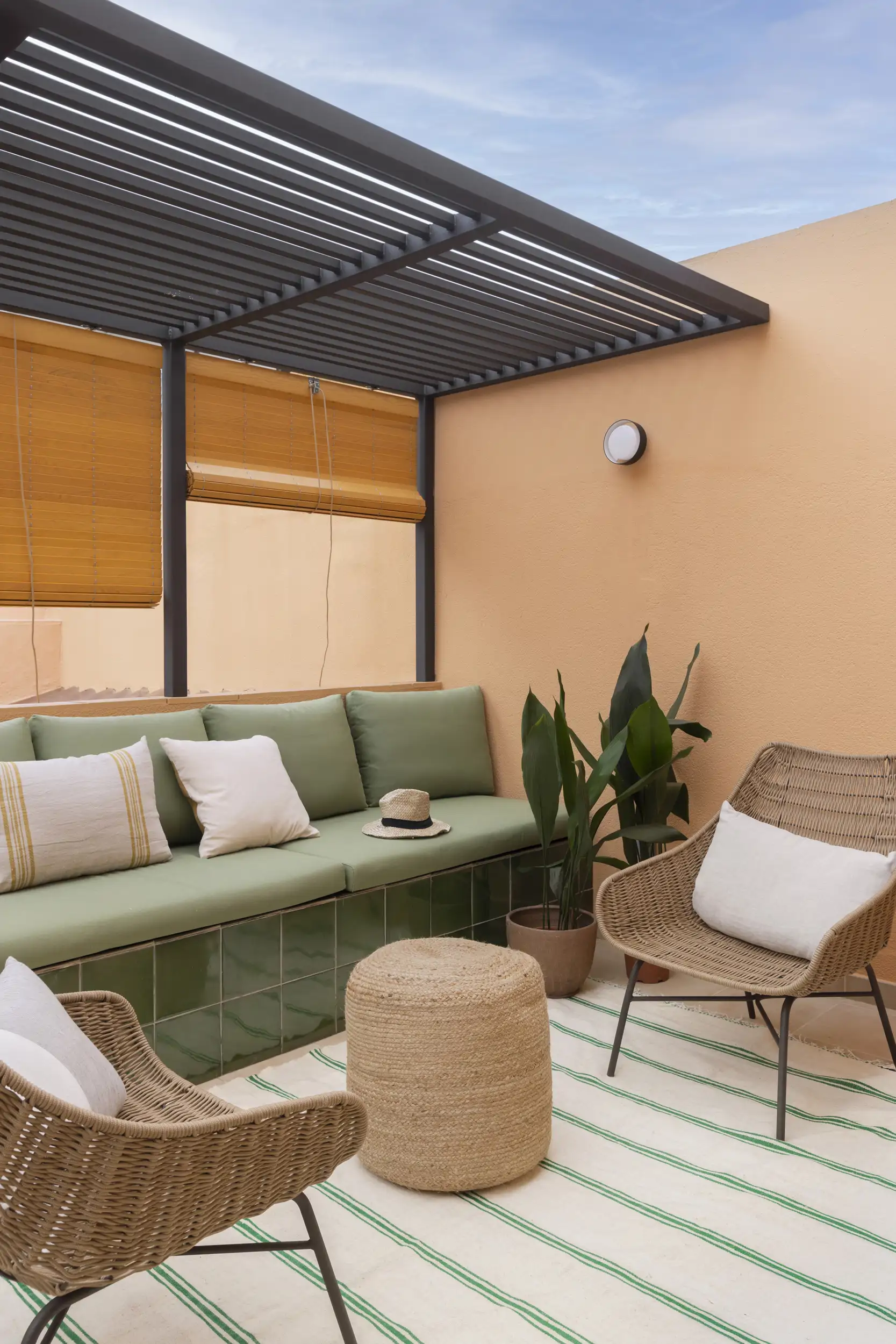 terraza con pergola y banco de obra