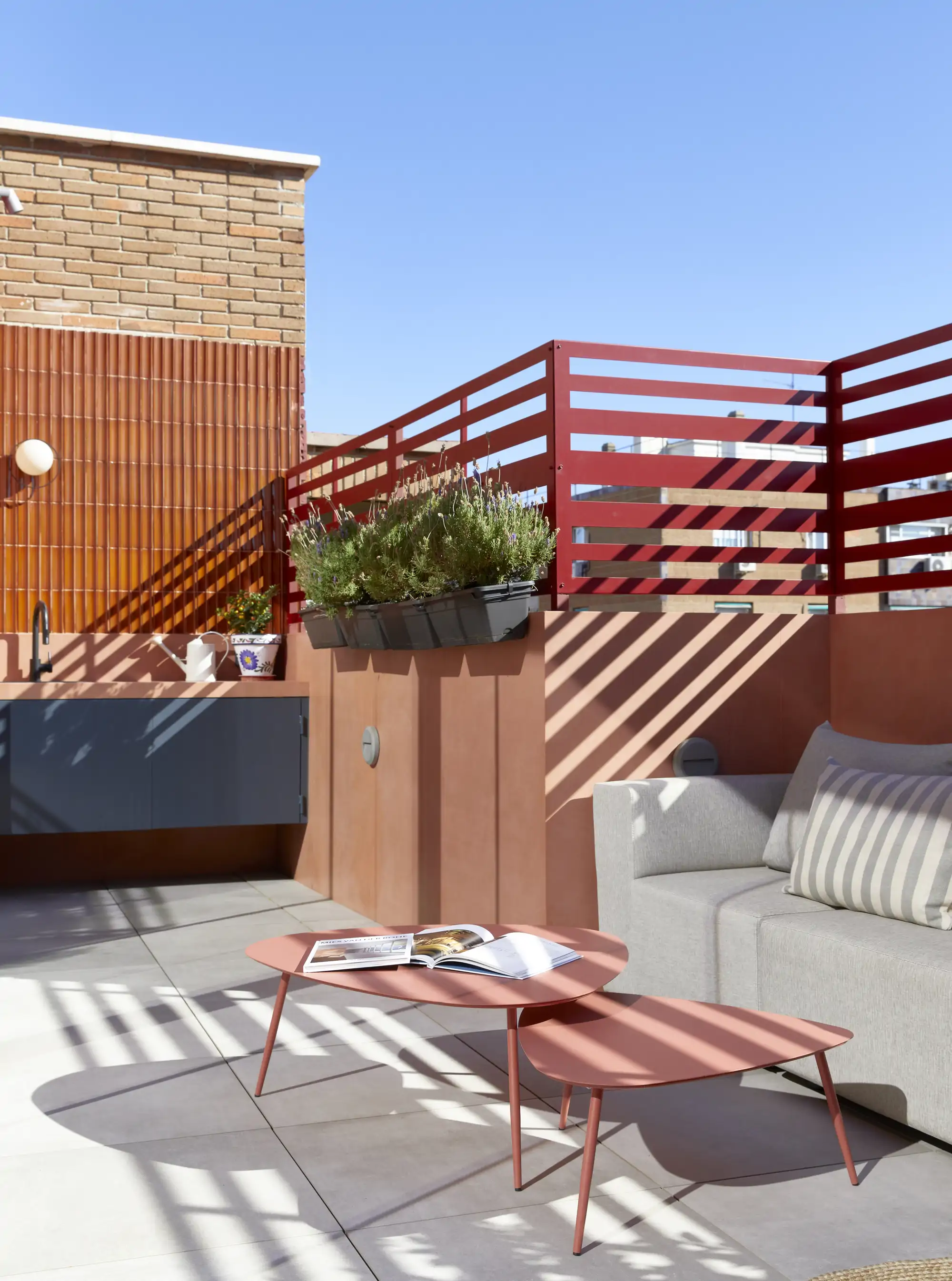 terraza zona de estar color granate