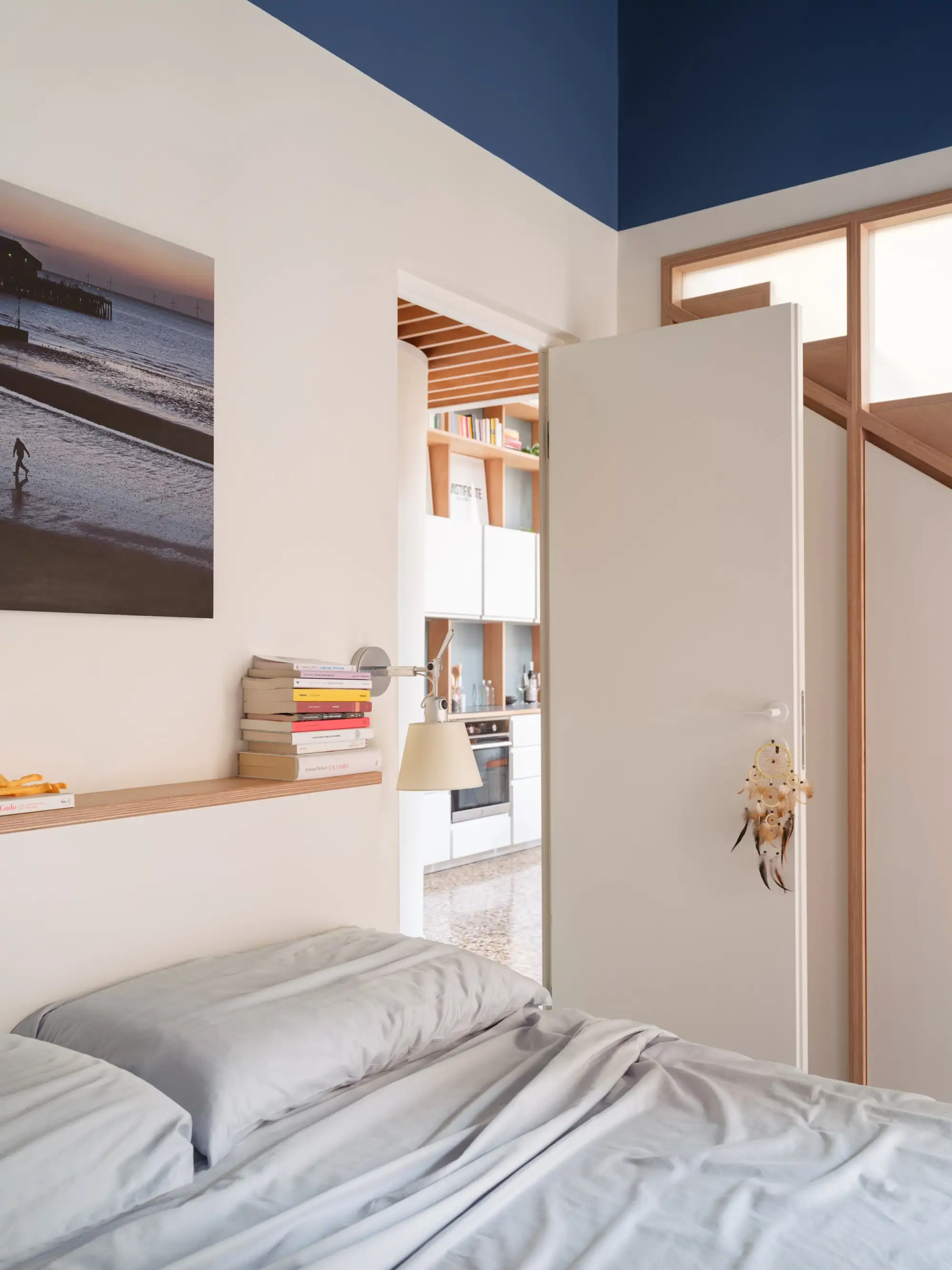 dormitorio con cristal a escalera techo oscuro