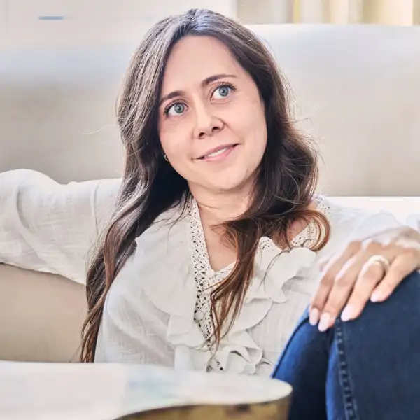 Ángela Bermúdez, arquitecta e interiorista: "Optamos por una cocina abierta gris porque las paredes y los techos son blancos y el suelo claro"