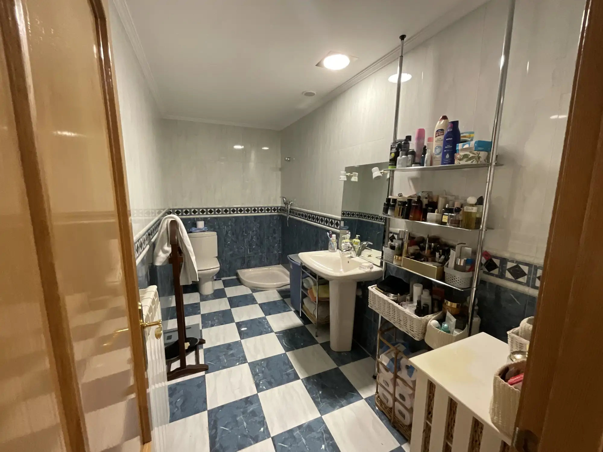 Antes: un baño desfasado sin luz
