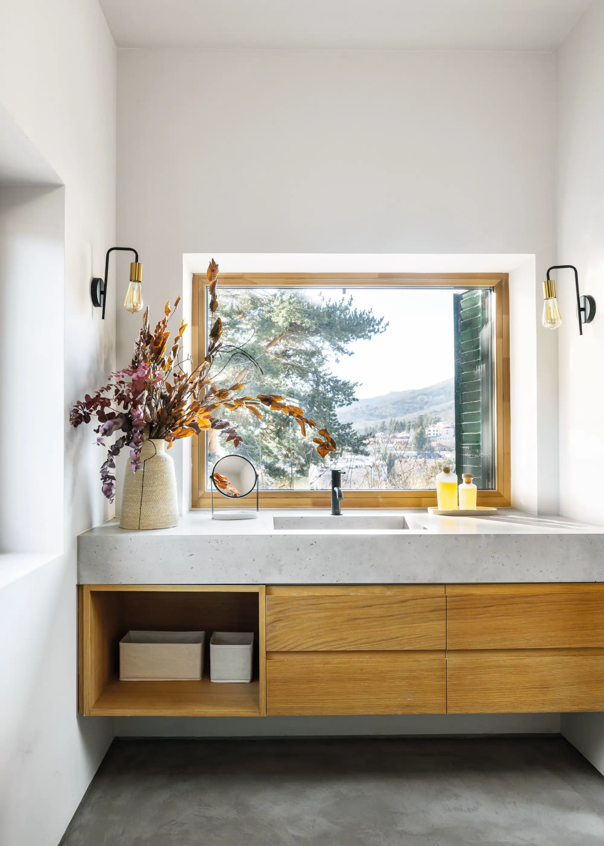 Baño con mueble de madera