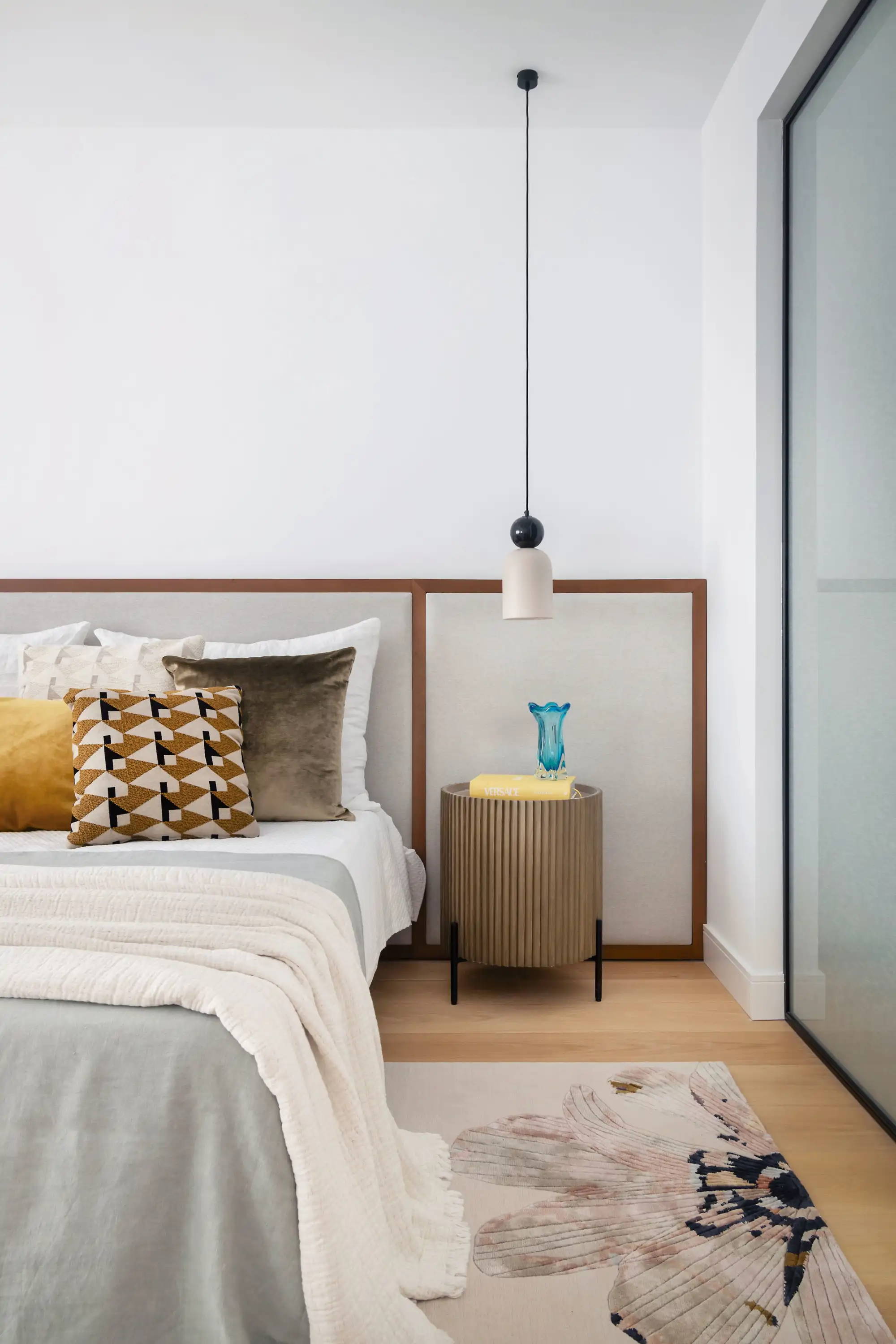 Cama con cabecero de madera