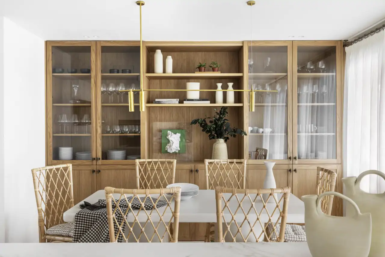 Cocina con vitrina de madera