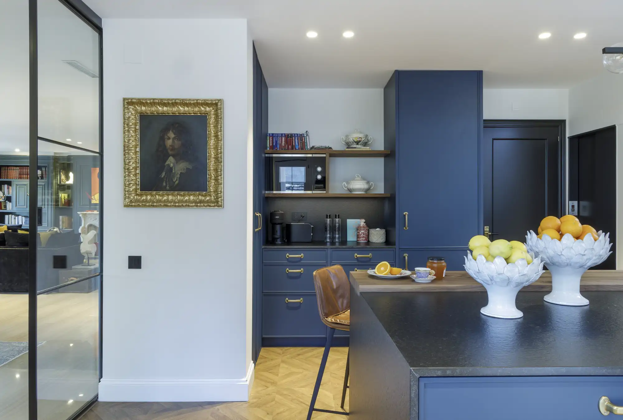 cocina muebles azules y obra de arte
