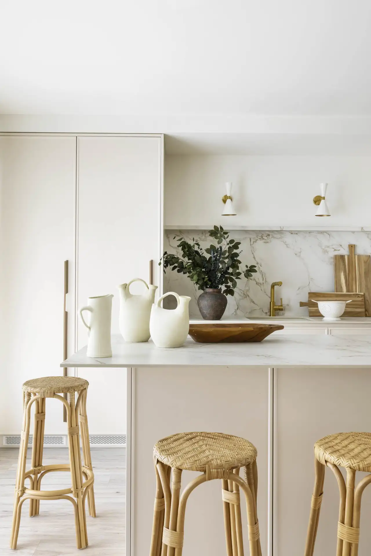 cocina rosa, mármol y madera
