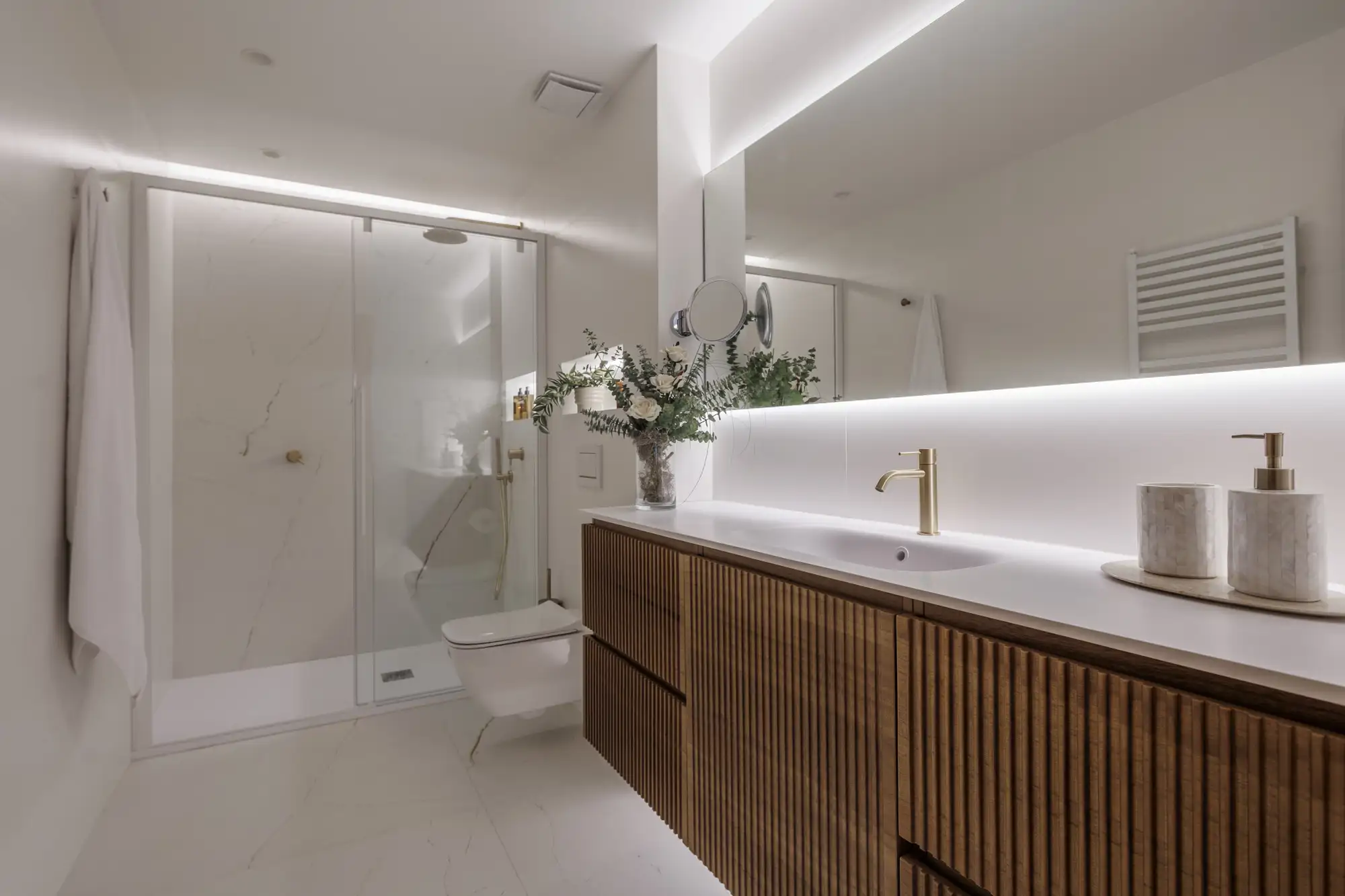 Después: un baño luminoso, cálido y moderno
