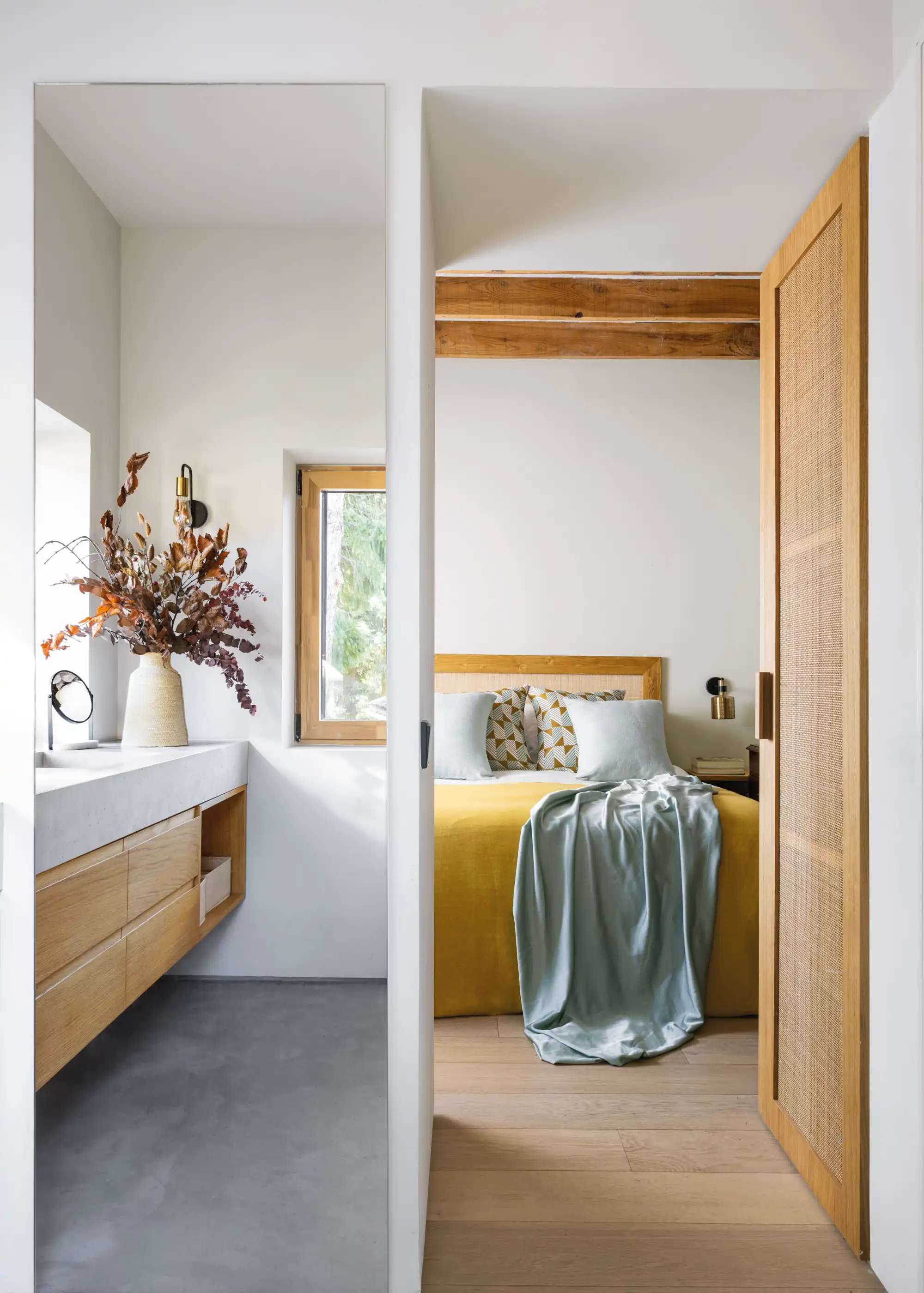 Dormitorio con baño en suite