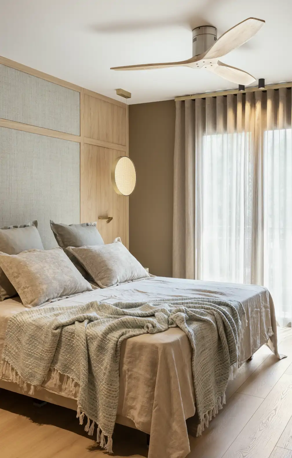 dormitorio pared entelada y madera