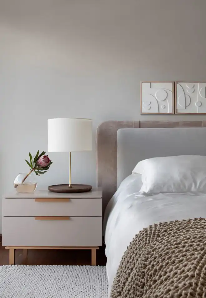 Un dormitorio que inspira calma y ligereza