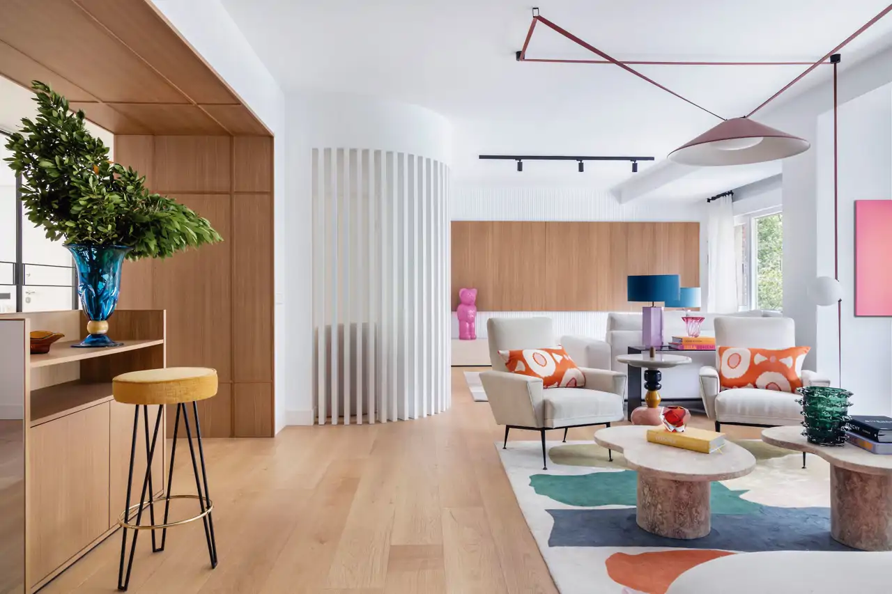 Salón abierto a cocina de madera