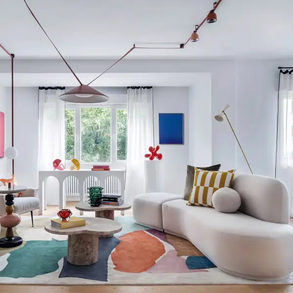 Un piso de los años 60 se convierte en un hogar moderno y elegante que puede servir como expositor de obras de arte