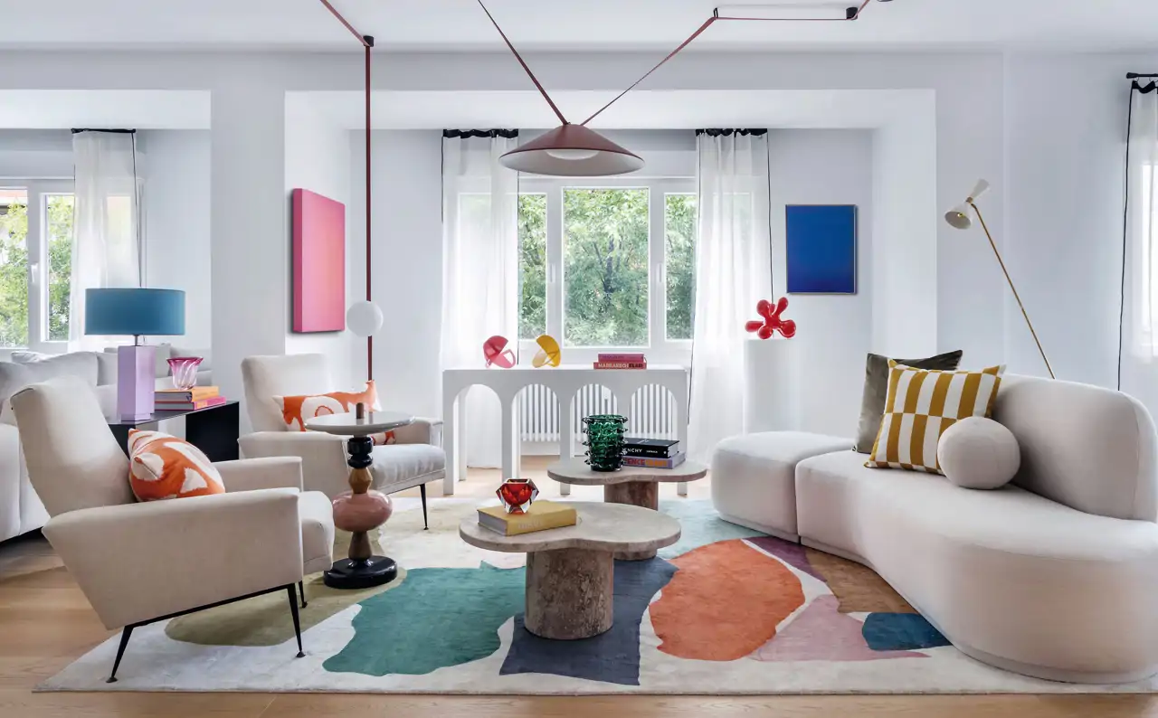 Salón colorido con sofás de estilo bold