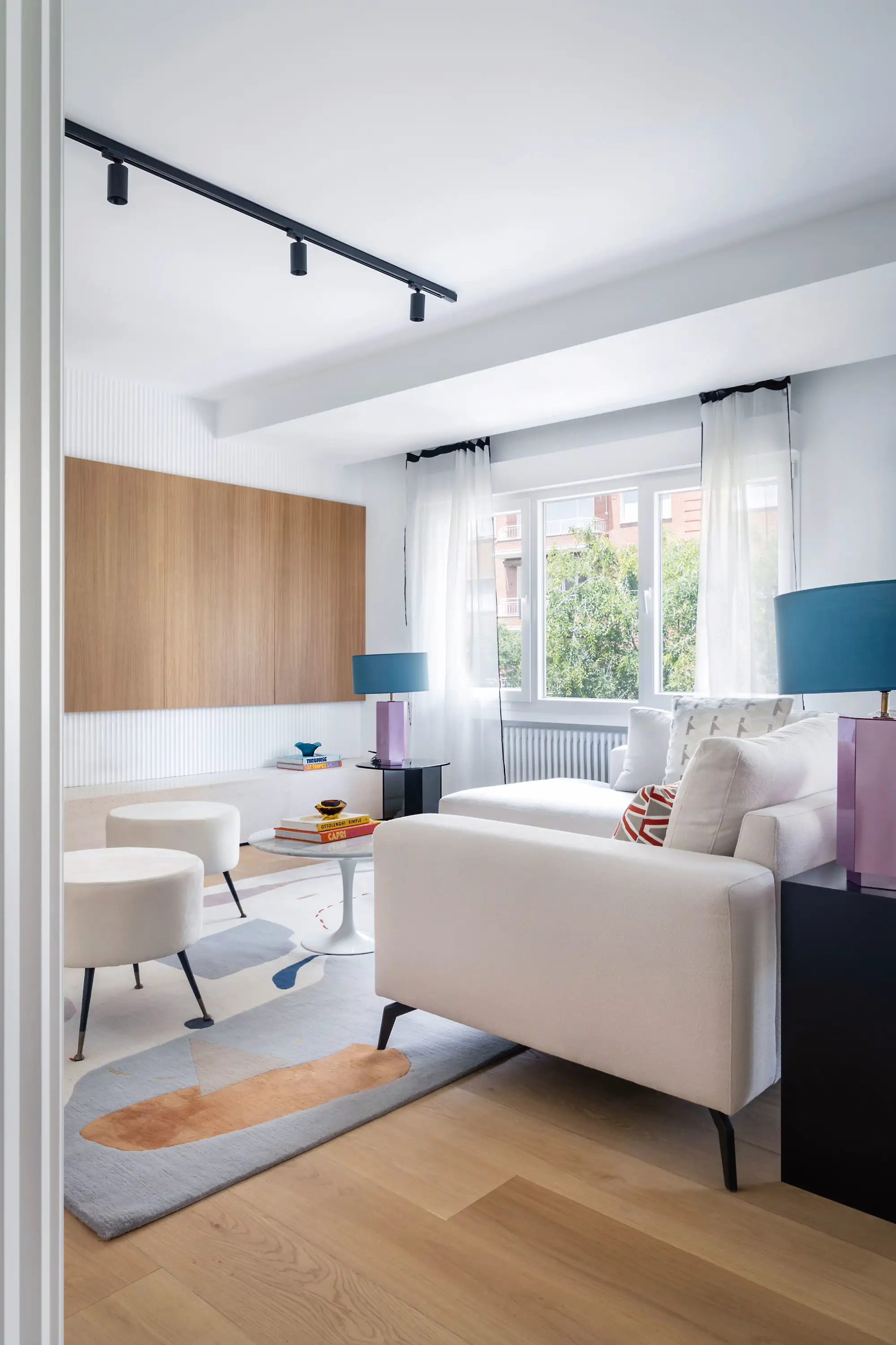Salón con sofá blanco y cortinas ligeras