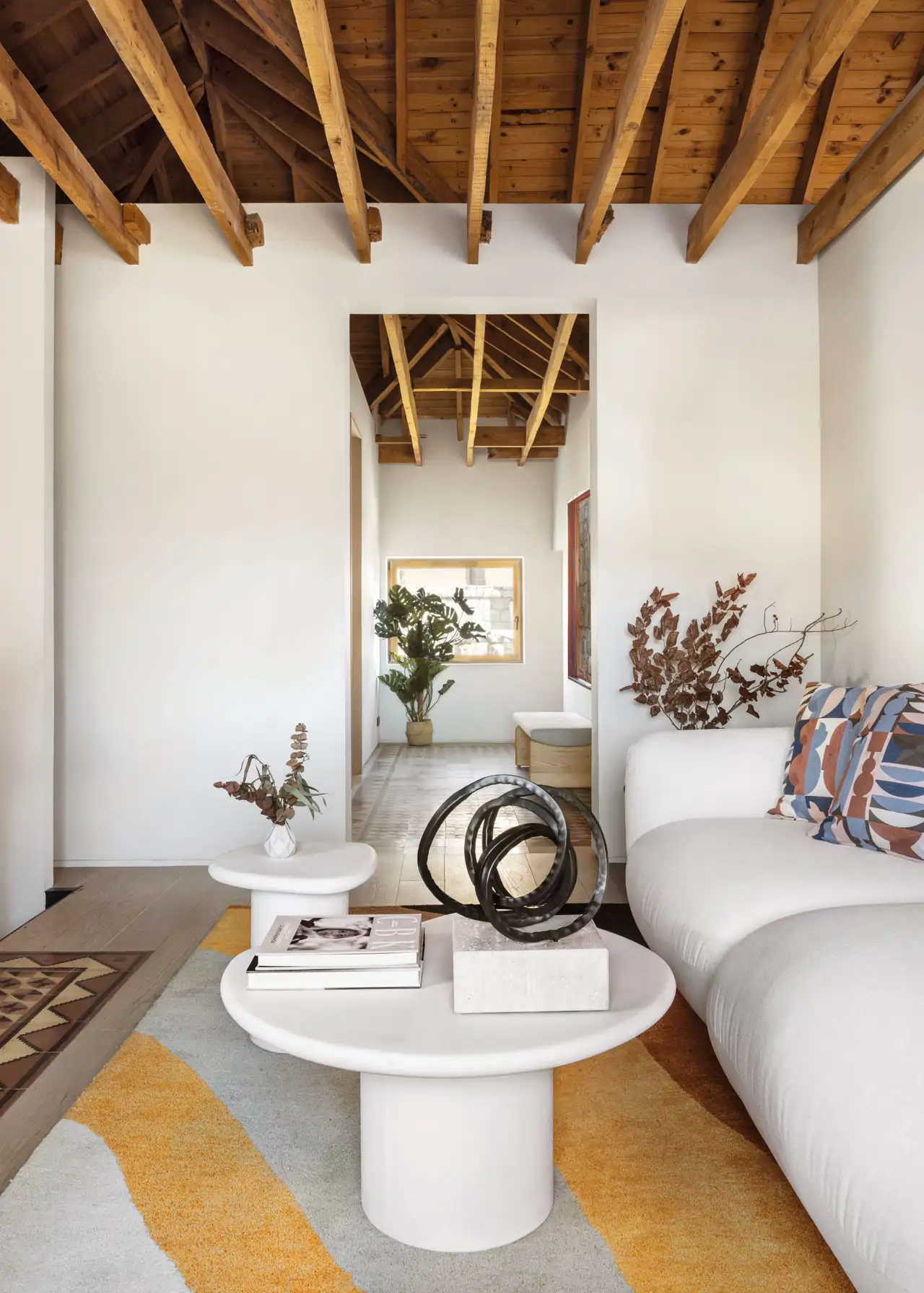 Salón con sofá blanco y mesa de centro