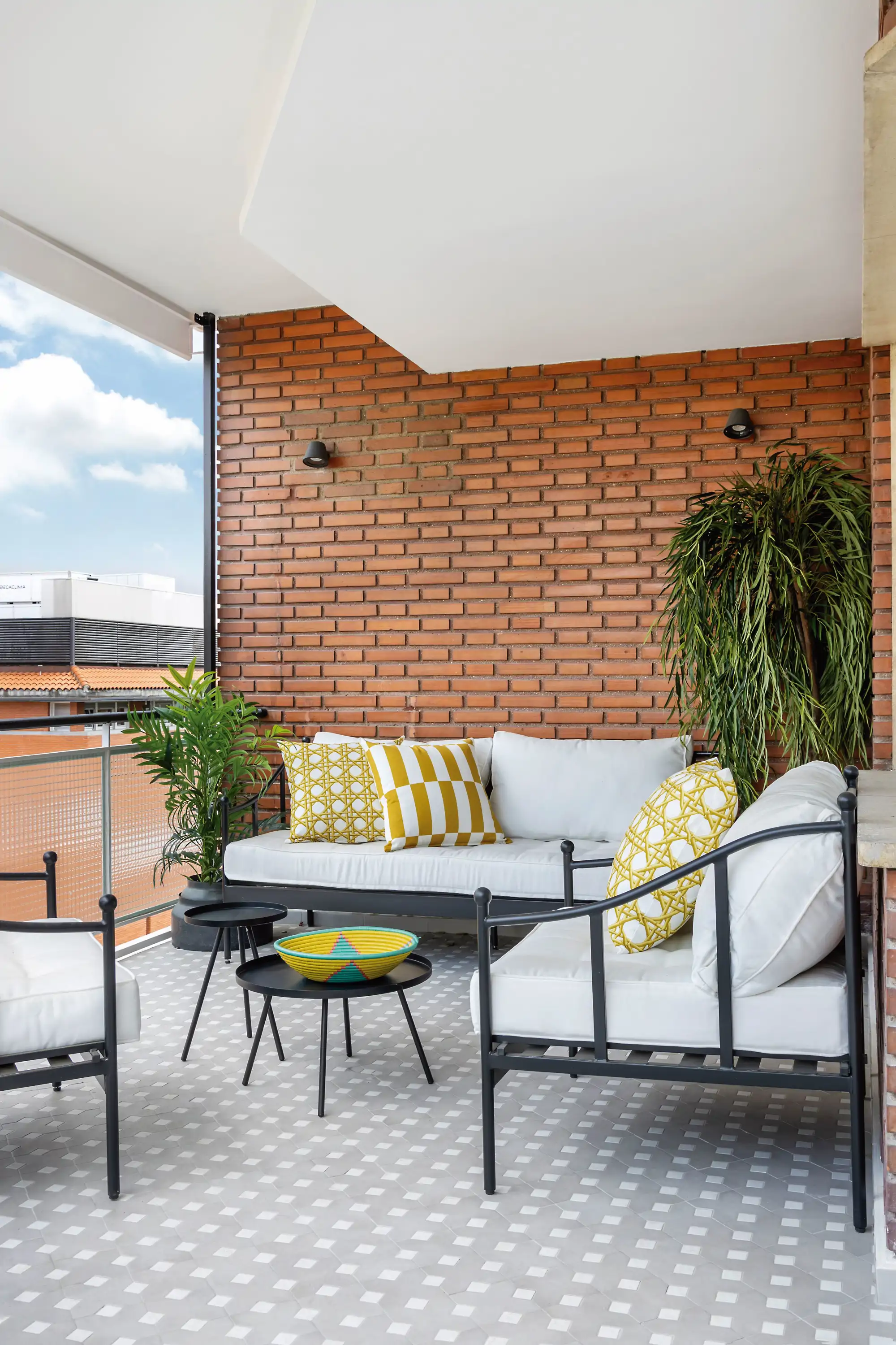 Terraza con zona de estar y ladrillo visto