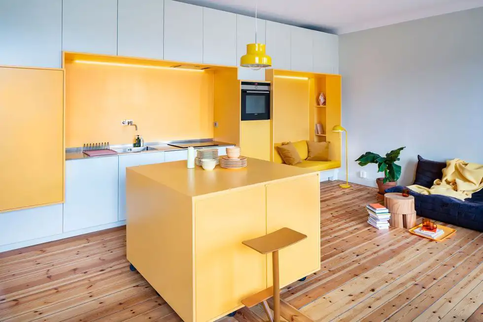Cocina amarilla isla pequeña