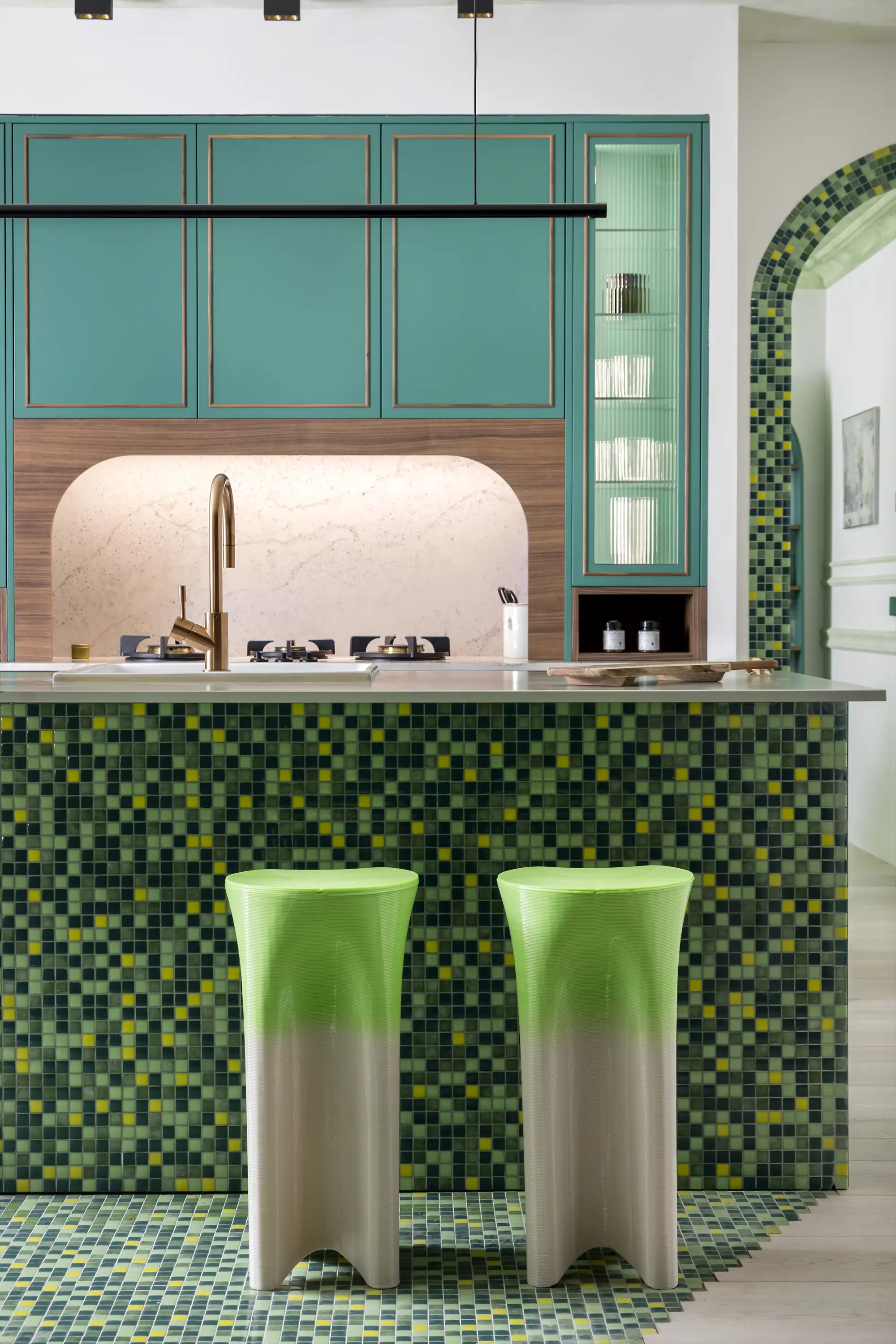 cocina verde y nogal cristal acanalado mosaico vitreo verde isla