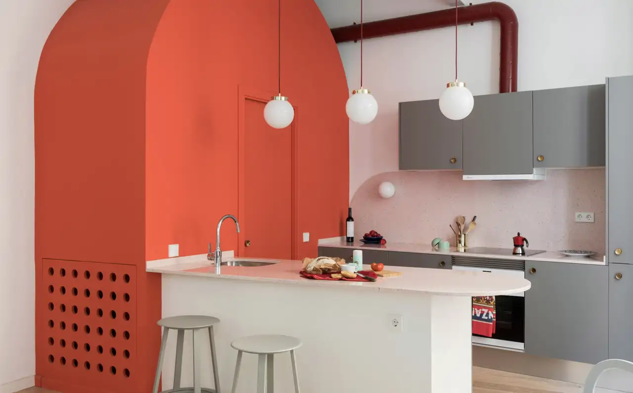 Una cocina roja y en color topo muy moderna