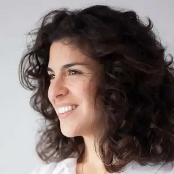 Aurora Cristóbal, interiorista: "Este baño era pequeño y muy oscuro, pero con esta idea se hace mucho más amplio y la luz entra y baña la estancia"