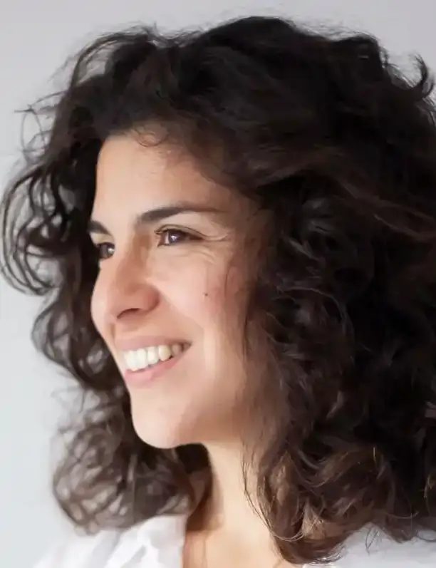 Aurora Cristóbal, interiorista: "Este baño era pequeño y muy oscuro, pero con esta idea se hace mucho más amplio y la luz entra y baña la estancia"