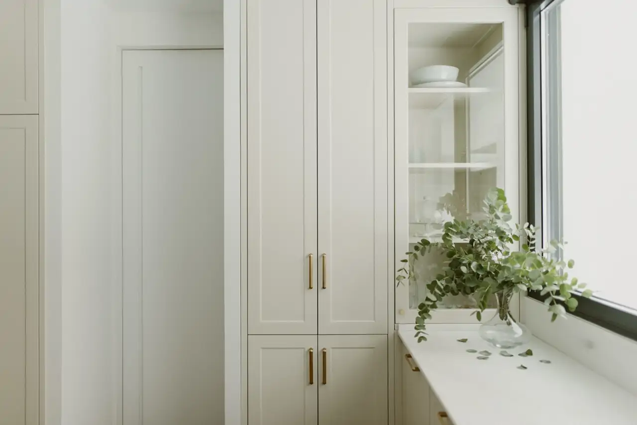 Cocina blanca con mucha luz natural en una vivienda antigua completamente reformada