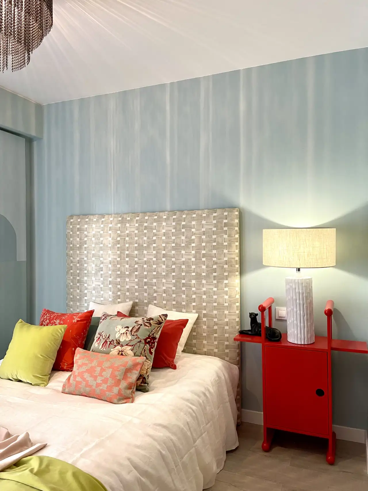 Dormitorio decorado con papel pintado en tonos azules claros