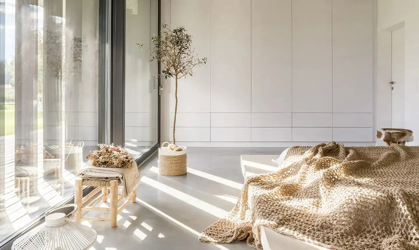 una casa amplia y minimalista con los muebles justos y necesarios
