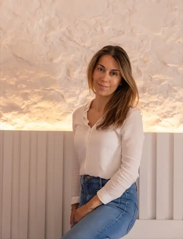 María Just, interiorista: ''Unificar paredes, techo y suelo, en tonos muy claros, ayuda a aumentar la luz en una habitación interior que no tiene ventanas'