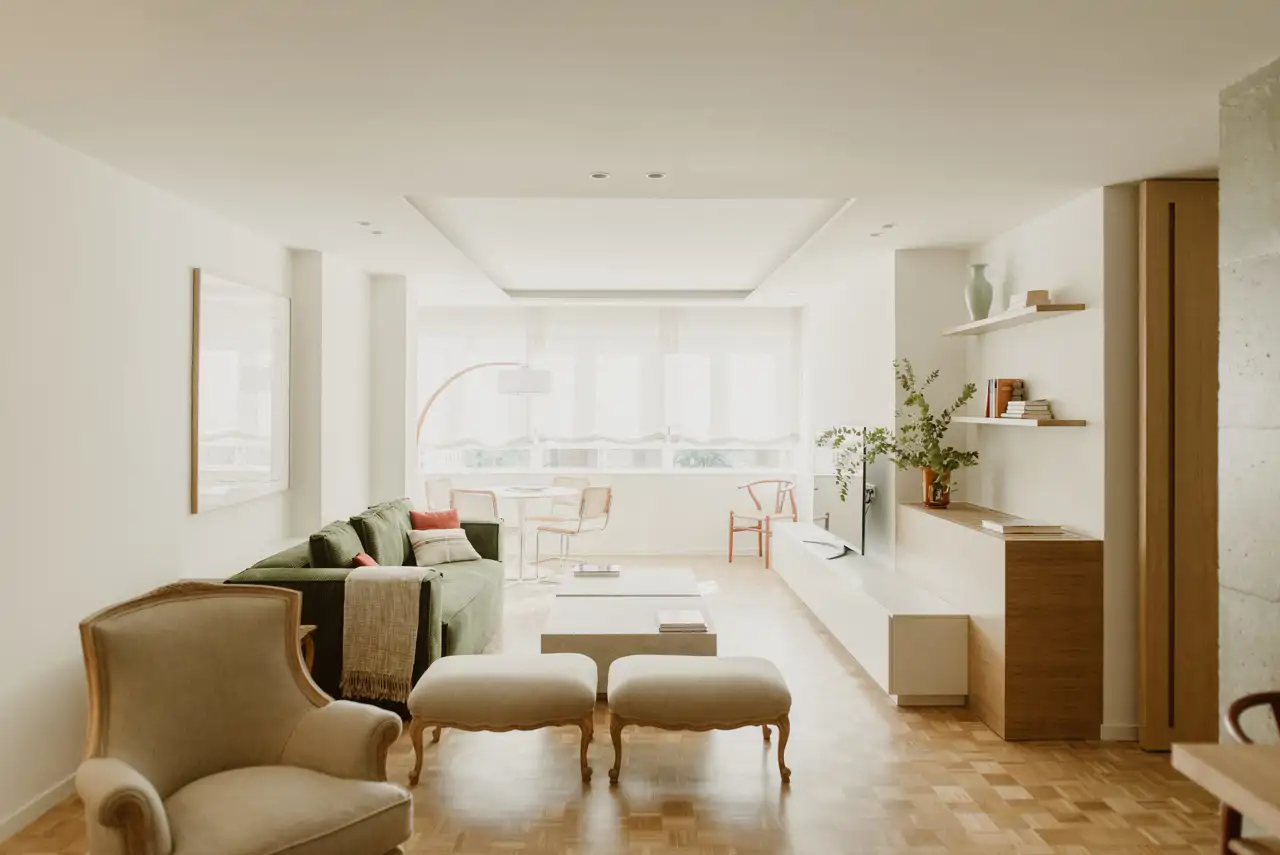 Salón amplio y con mucha luz natural. Reforma de un piso antiguo en Madrid