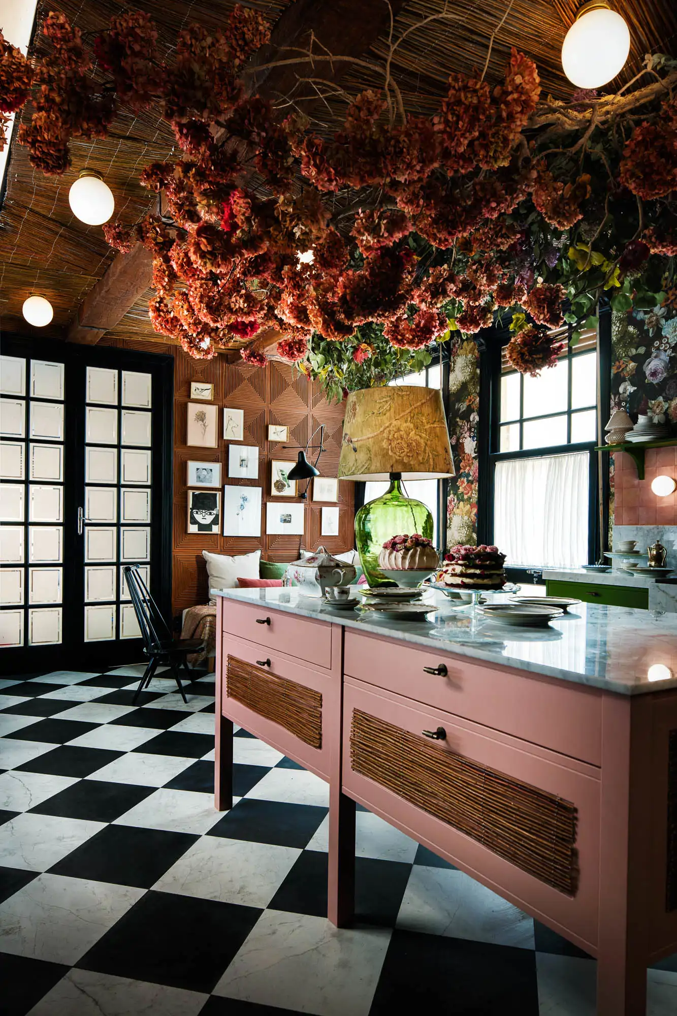 cocina color suelo damero flores