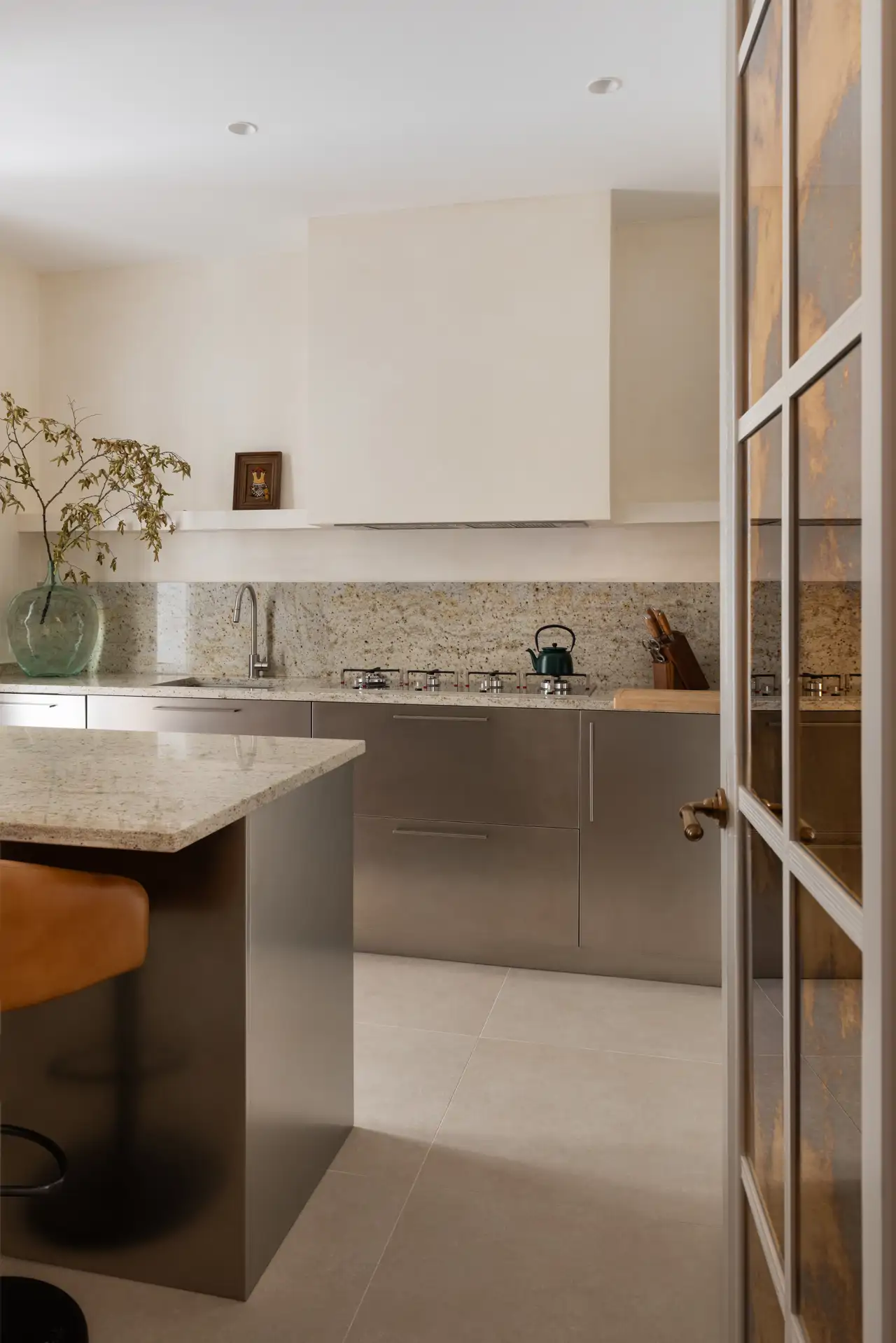 cocina con isla tonos neutros