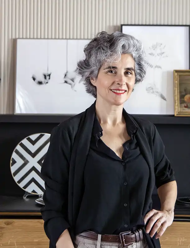 Beatriz Sánchez, diseñadora de cocinas: "Mi cocina tiene más de 20 años y está bastante bien. Combiné muebles bajos y columnas en madera y los altos en laca blanca de alto brillo"