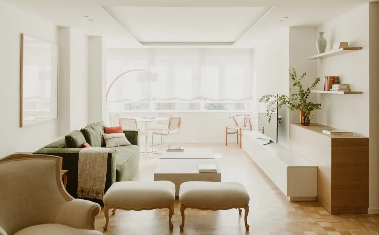 Salón amplio y con mucha luz natural. Reforma de un piso antiguo en Madrid