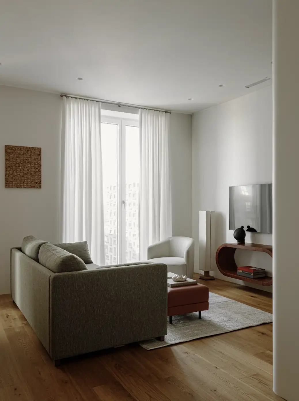 salon con sofá y consola ovalada televisor
