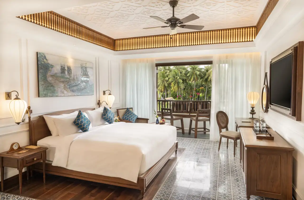Dormitorios y suites decorados con techos altos y mucha madera.