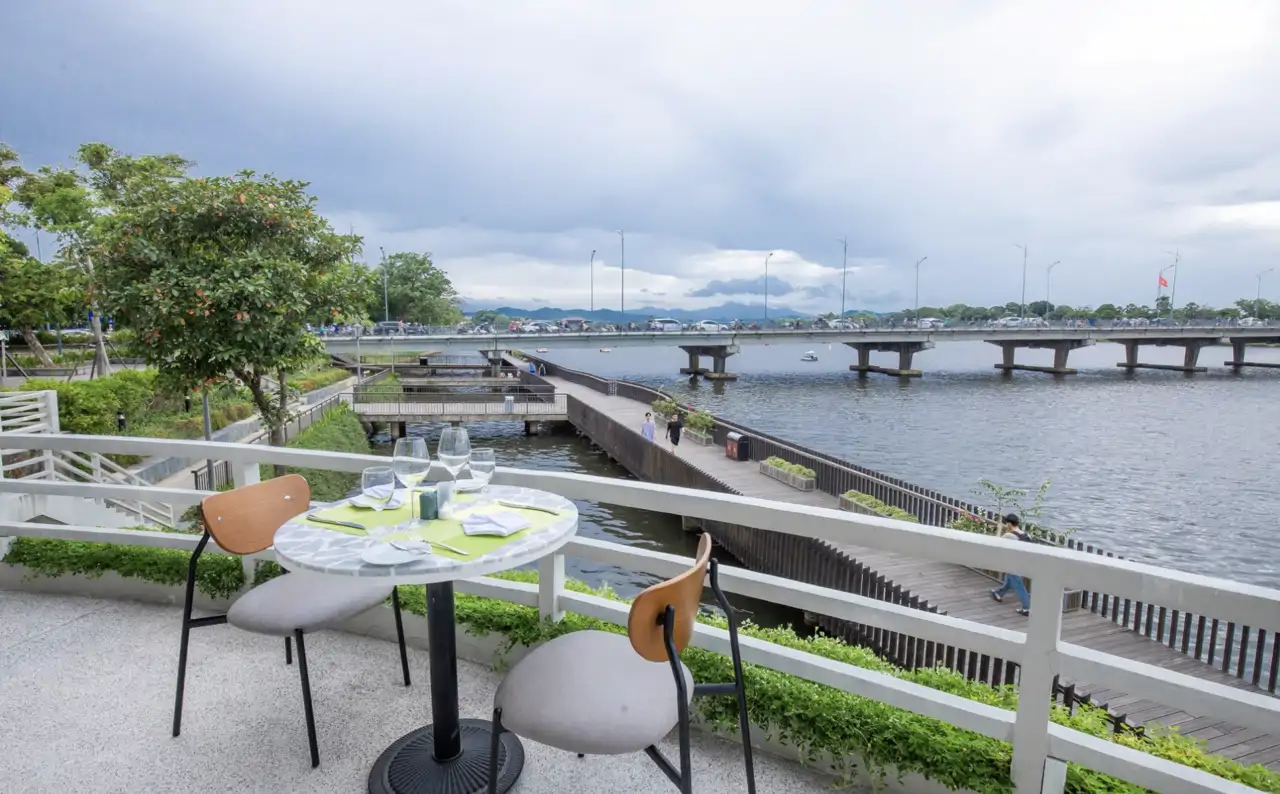 Le Cercle Sportif, un restaurante con mucha historia y vistas imperdibles.