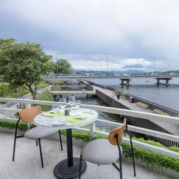 El espectacular restaurante art decó ubicado junto al famoso río Perfume, en Hué 