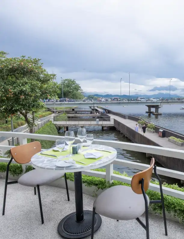 El espectacular restaurante art decó ubicado junto al famoso río Perfume, en Hué 