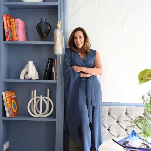 Claudia Schultheis, arquitecta, reforma una vivienda cargada de personalidad: "El azul de la cocina y el salón, se convirtió en el hilo conductor del proyecto"
