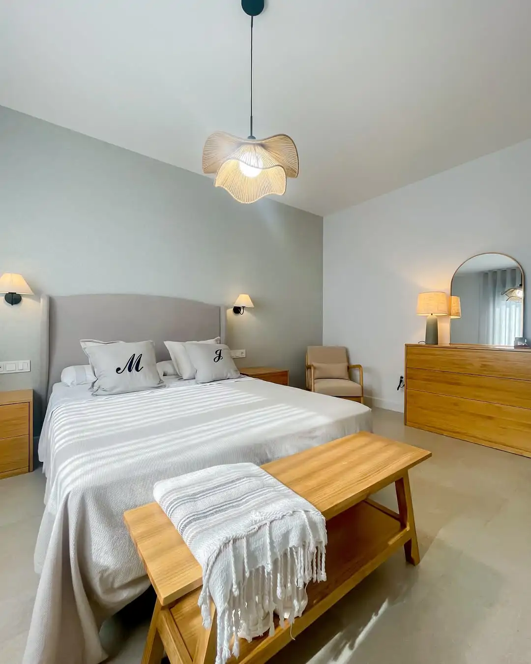 Dormitorio en madera y tonos neutros