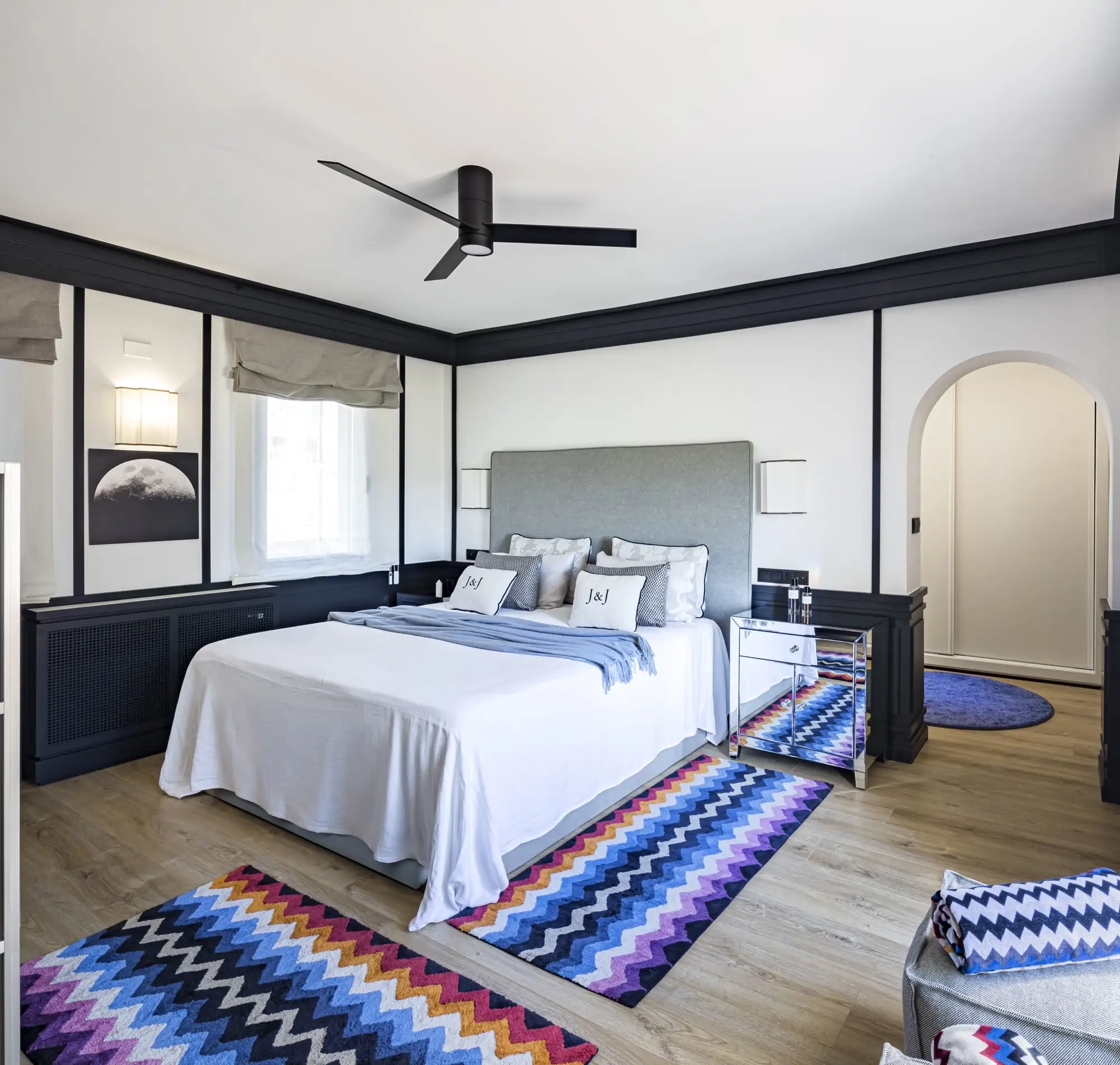 Un dormitorio elegante y sobrio con accesorios que ponen el toque de color