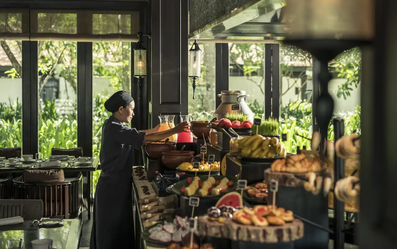 El hotel cuenta con un buffet desayuno muy variado y opciones a la carta.
