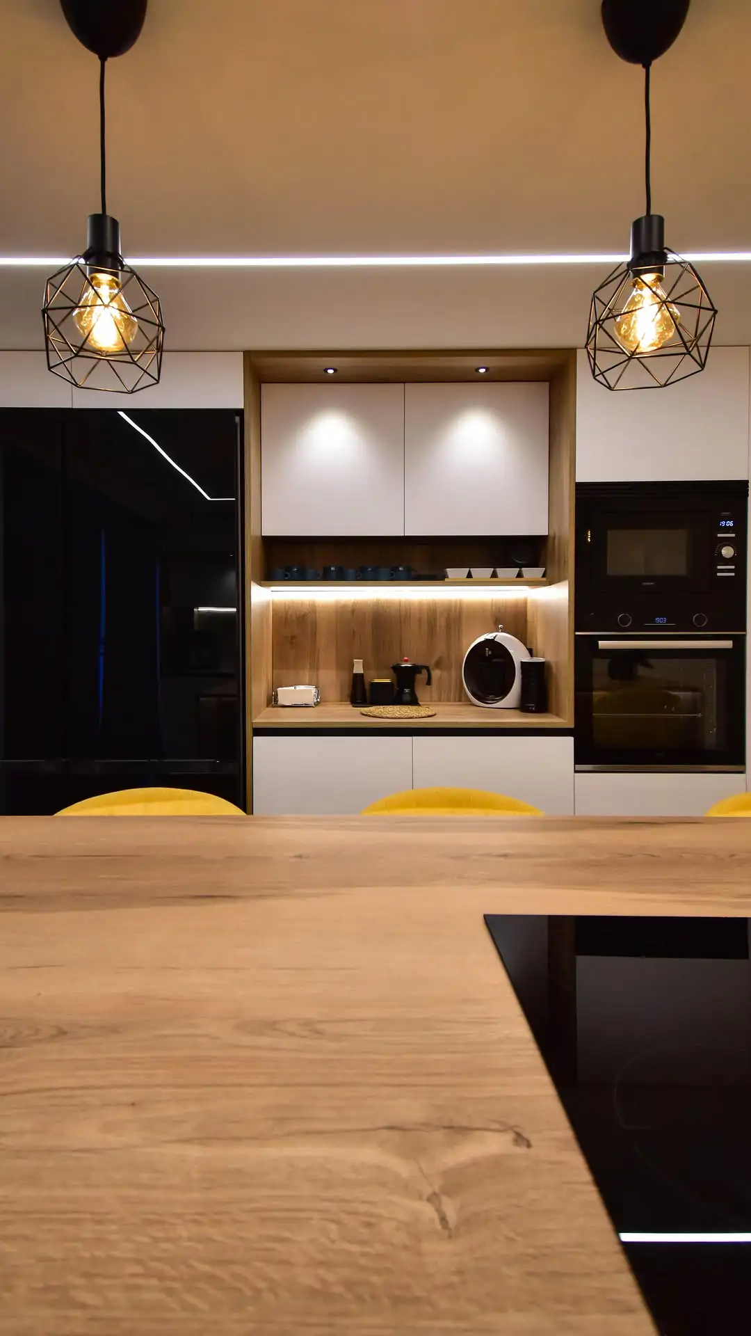 Cocina en madera, blanco y negro moderna